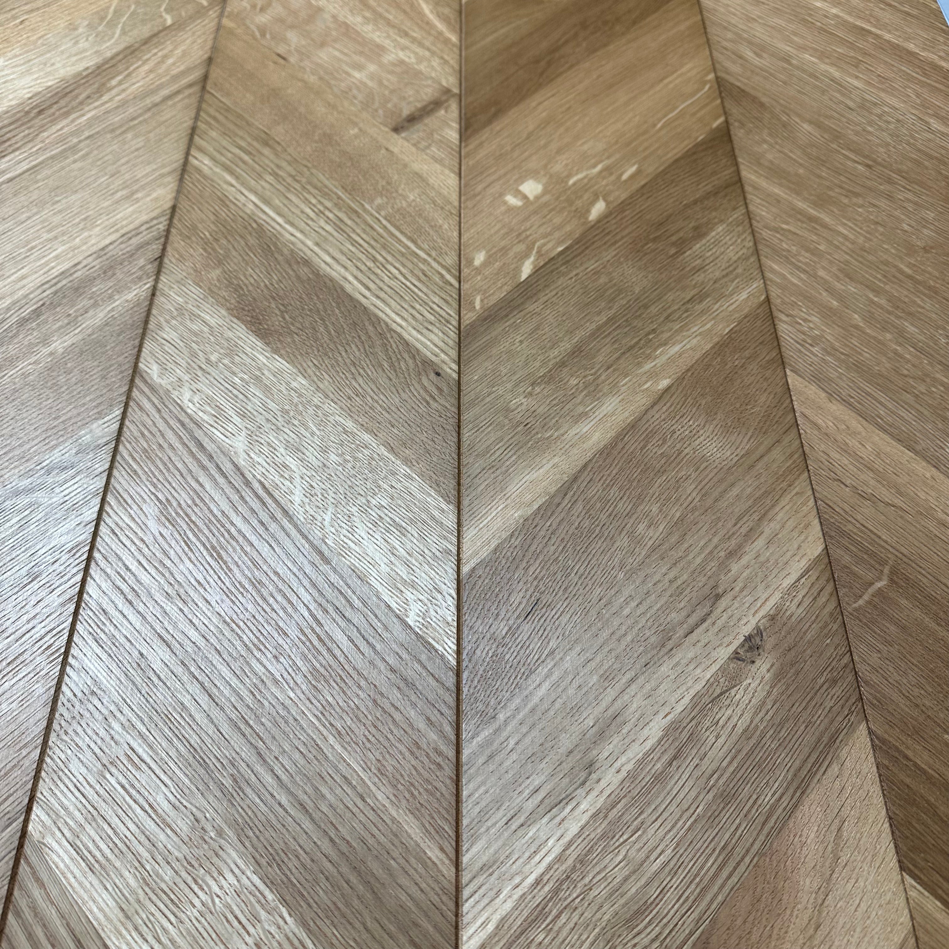 ナラ複合フローリング　ヘリンボーン風　チーク色塗装