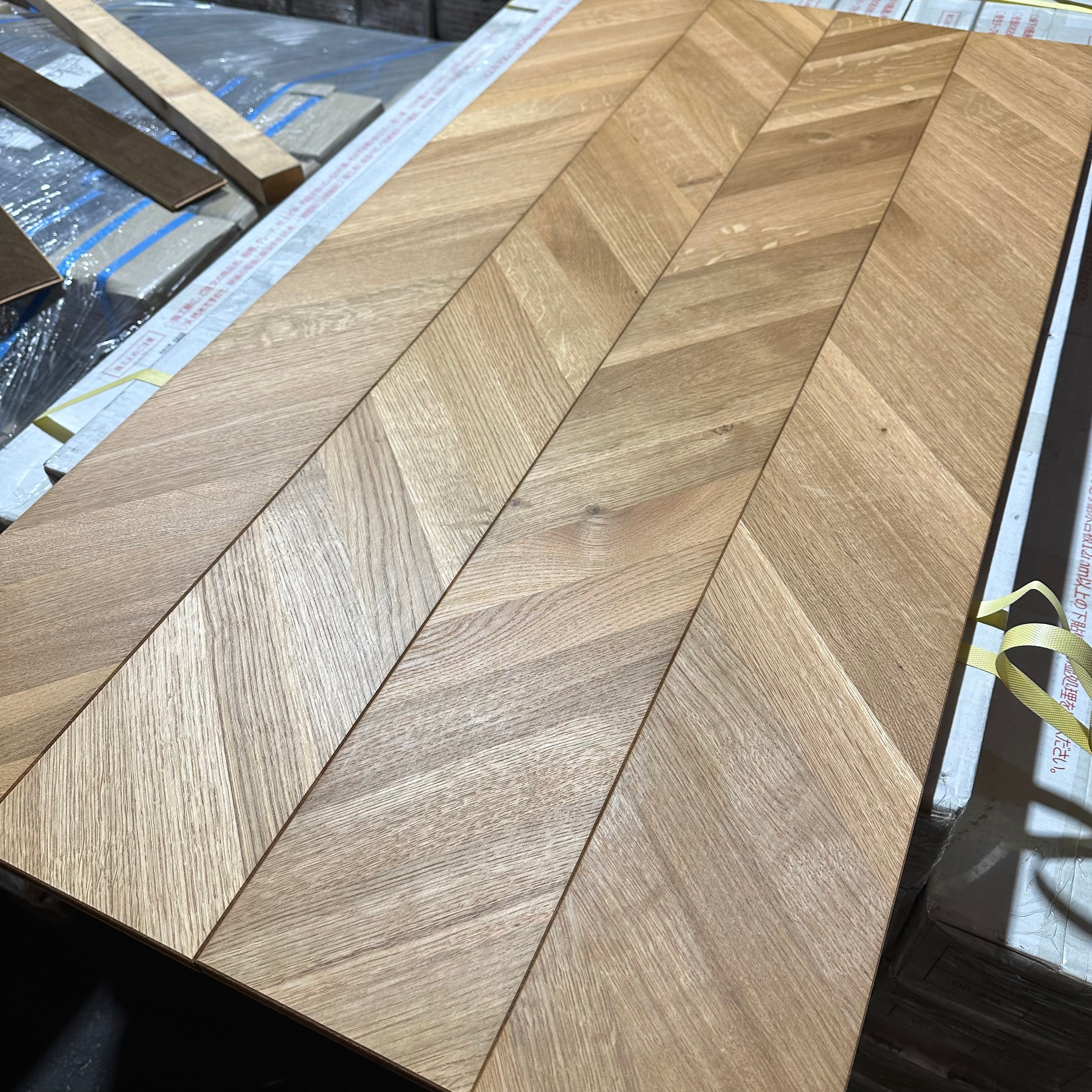 ナラ複合フローリング　ヘリンボーン風　チーク色塗装